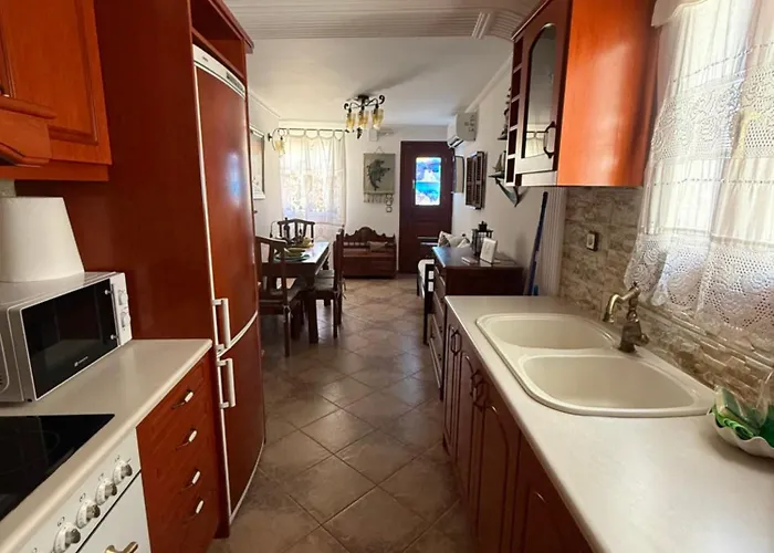 Mary's Archontiko * Meszariá